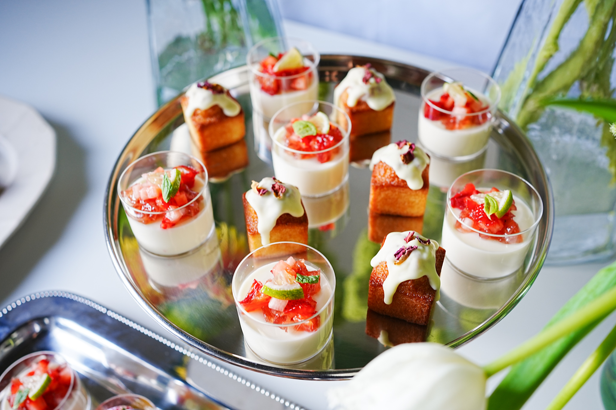 ミルクベリーパンナコッタ/ 発酵バターフィナンシェ
