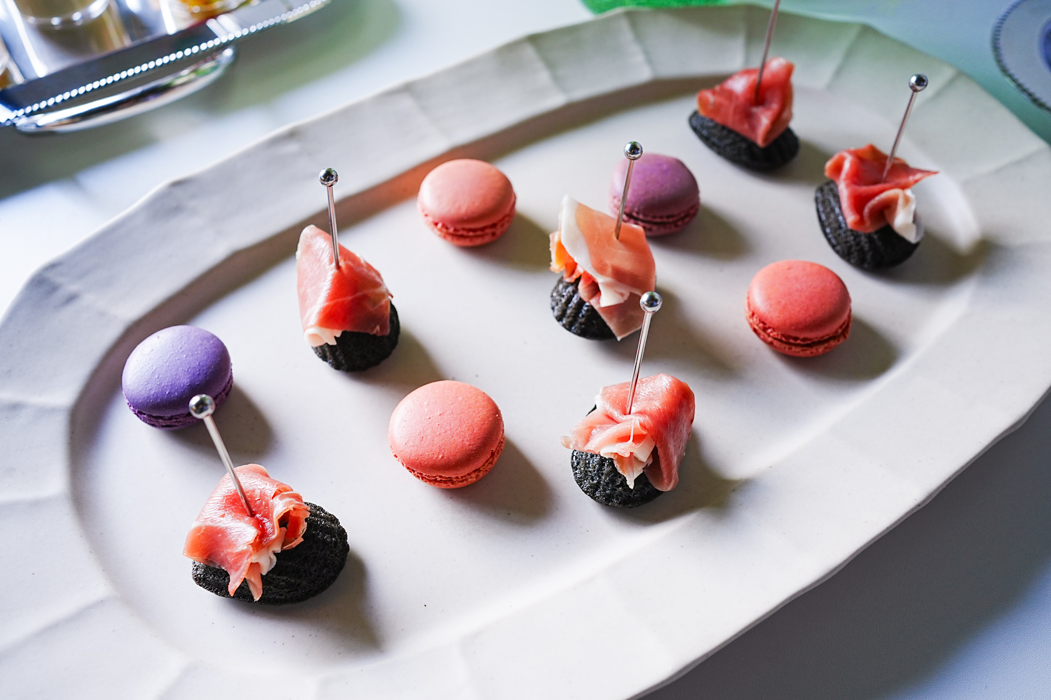 フレンチマカロン /  生ハム竹炭マドレーヌ
