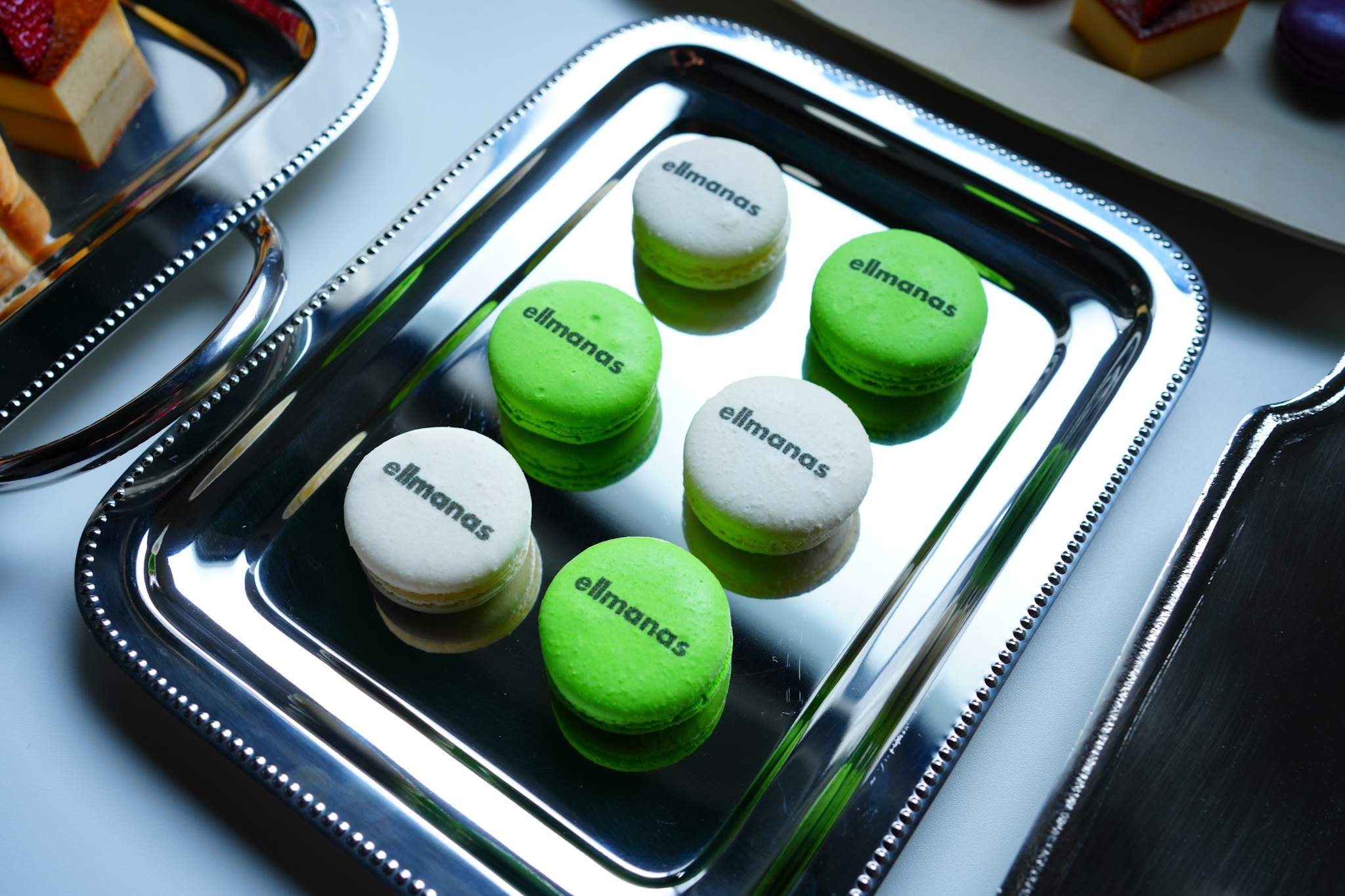 オプションにてマカロンに企業様名など印字可能。500円/個
