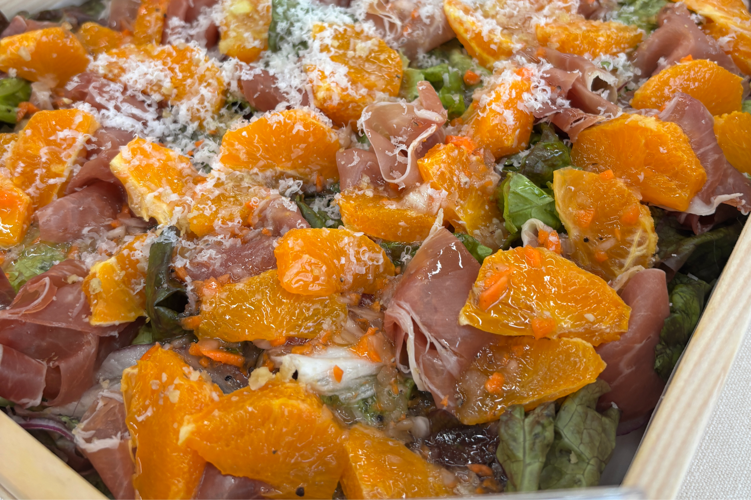 季節の果物と生ハムのサラダ