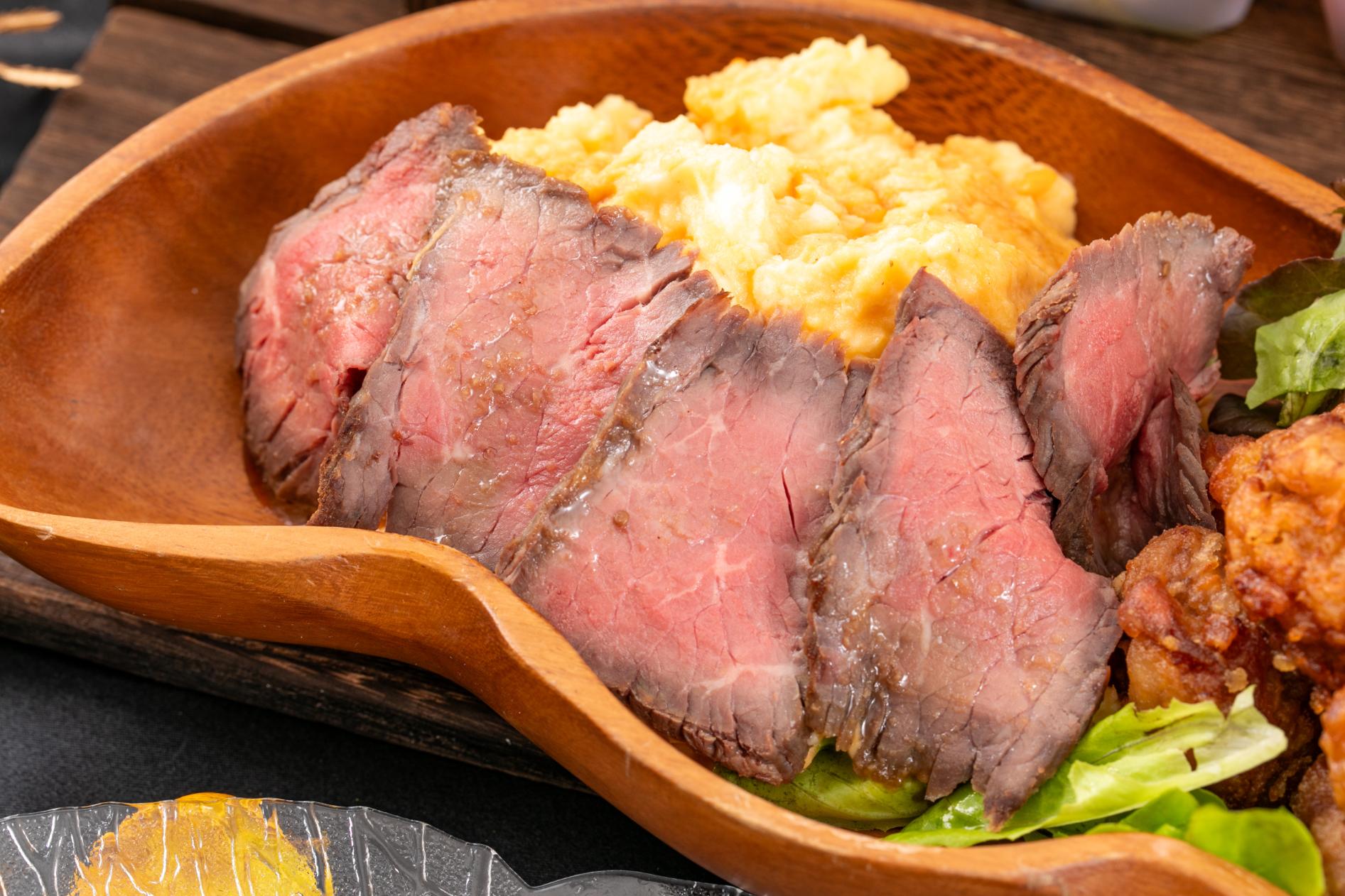 LIVEステーキ(またはローストビーフ)/ポテトサラダ