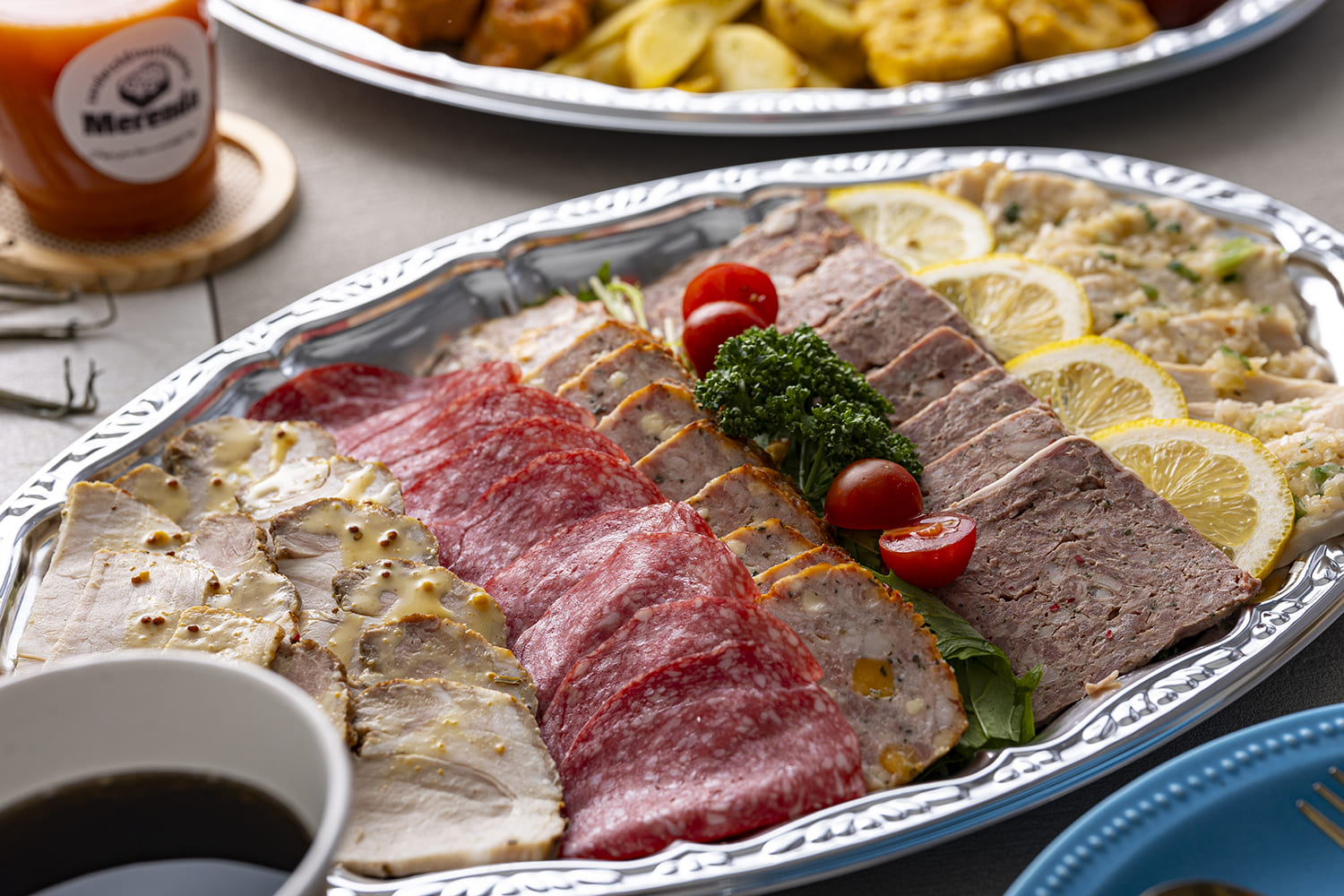 ・自家製ローストポークのハニーマスタードソース掛け・低温ローストした鶏むね肉の葱塩ソース掛け・パテドカンパーニュ・チーズミートテリーヌ・サルシチョン（スペイン産サラミ）