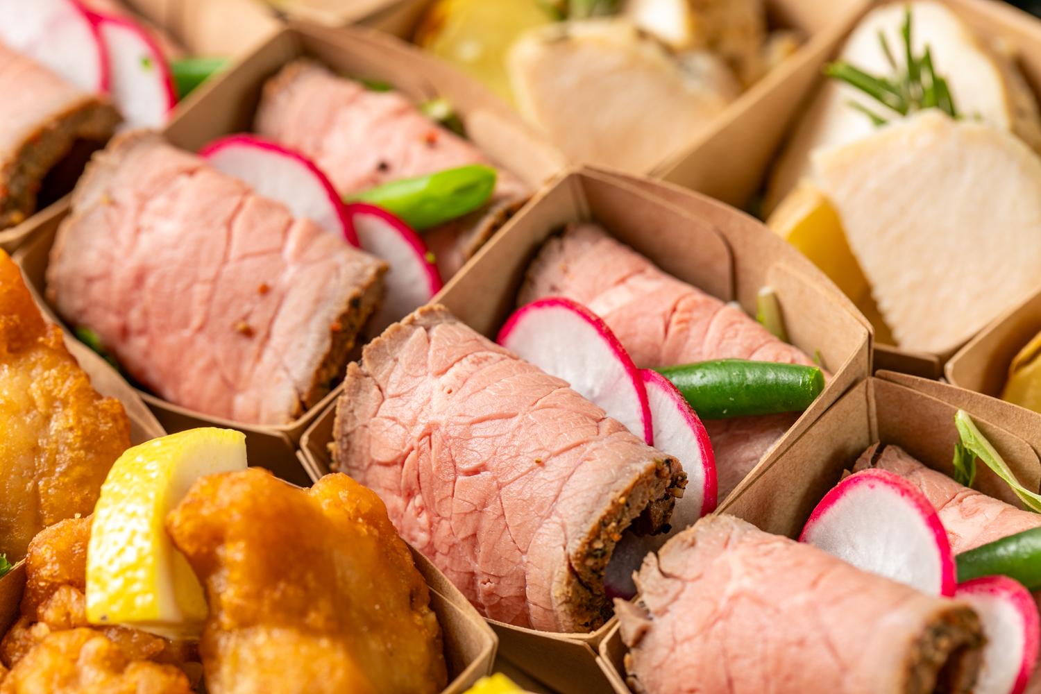 【春の期間限定プラスワン】【お届けのみ】全14品・自家製ローストビーフ・海の幸のパエリア付プラチナムオードブル画像2