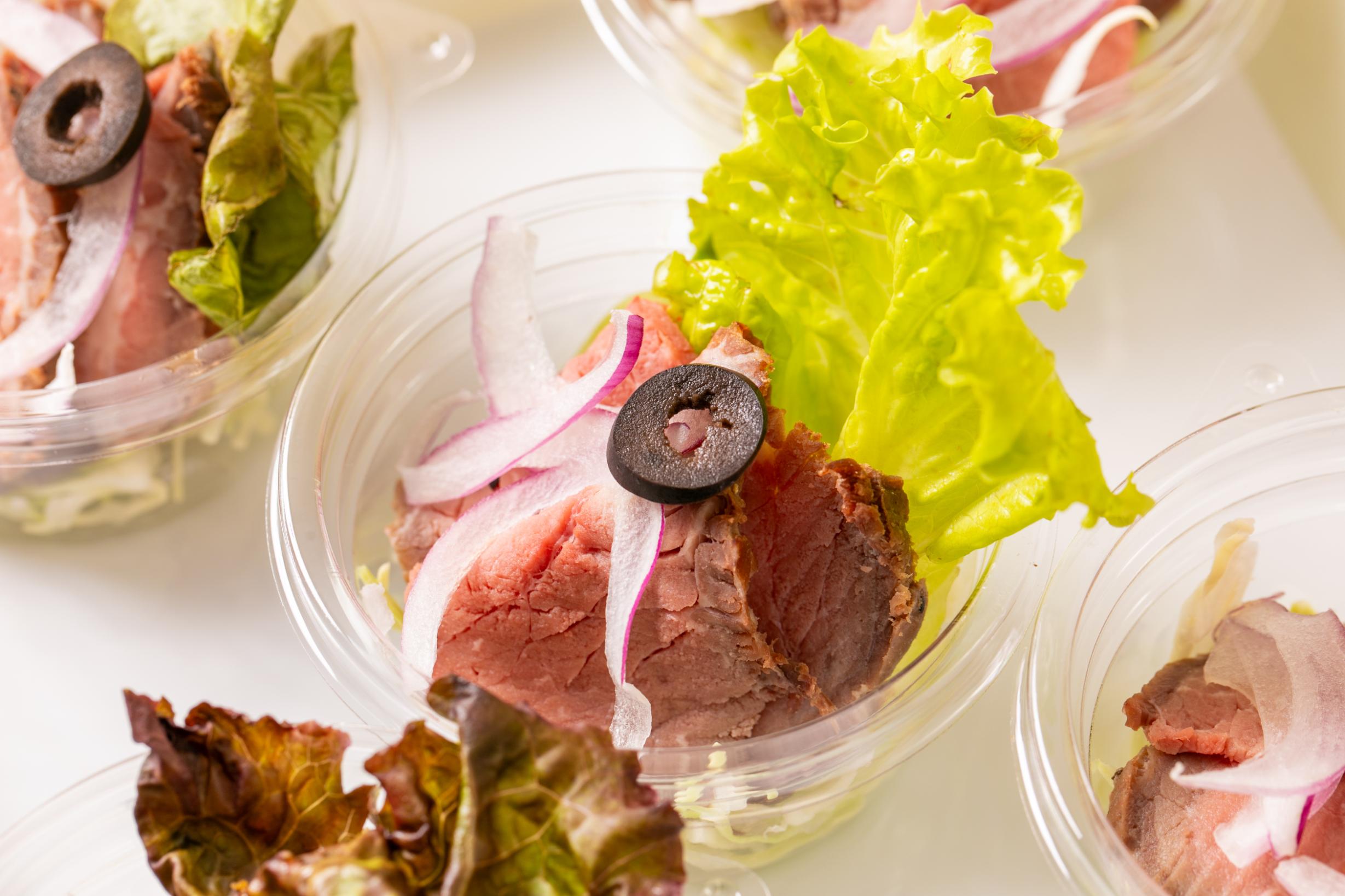 赤ワイン風味のソースで食べるローストビーフ