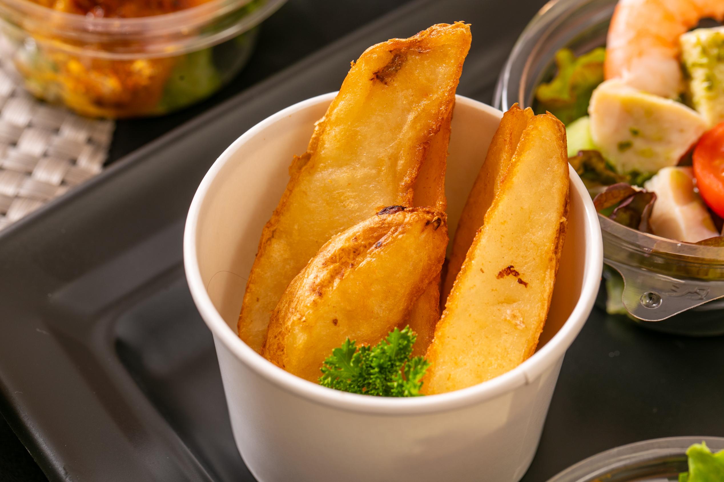 風味豊かな皮付きポテトフライ