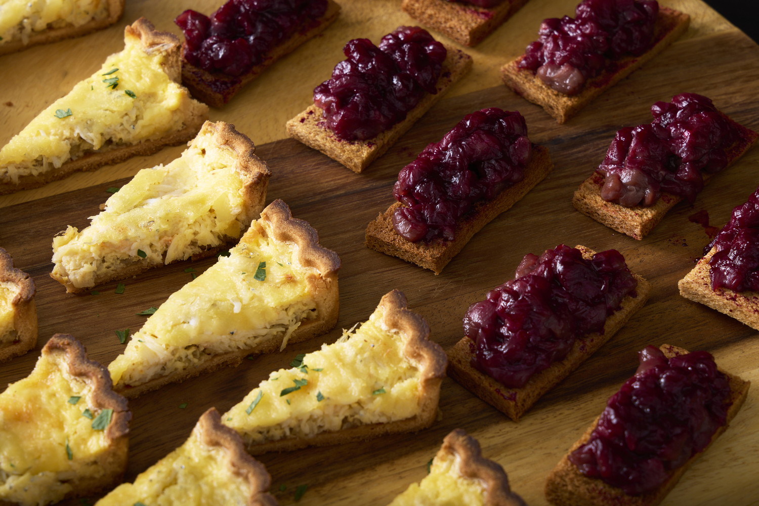 馬肉のタルタル、ビーツのアクセント/ズワイガニとシラスのキッシュ