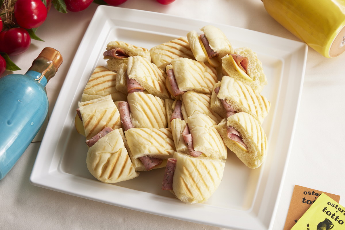 サラミとスモークチーズのパニーニ