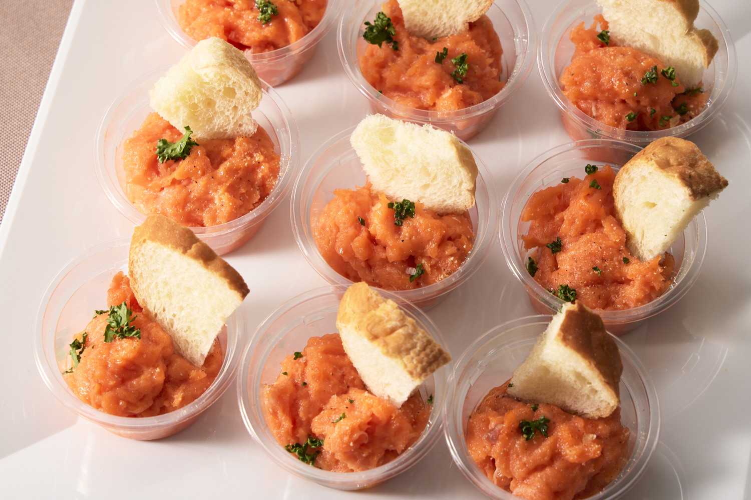 サーモンのムース、バケット添え