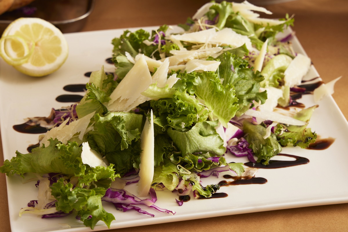 オーガニック野菜のサラダ※サラダの上にボルケッタが載ります