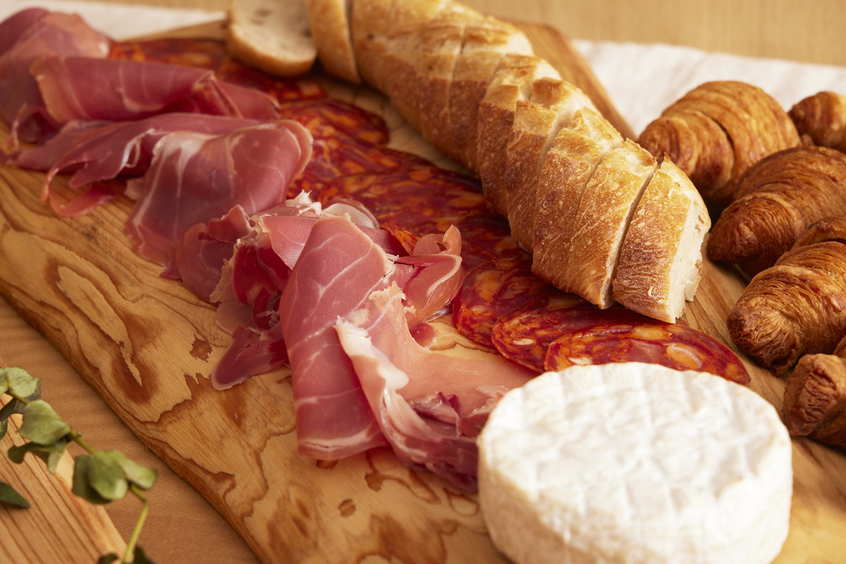 シャルキュトリー盛り合わせ（生ハム、サラミ、パテ）