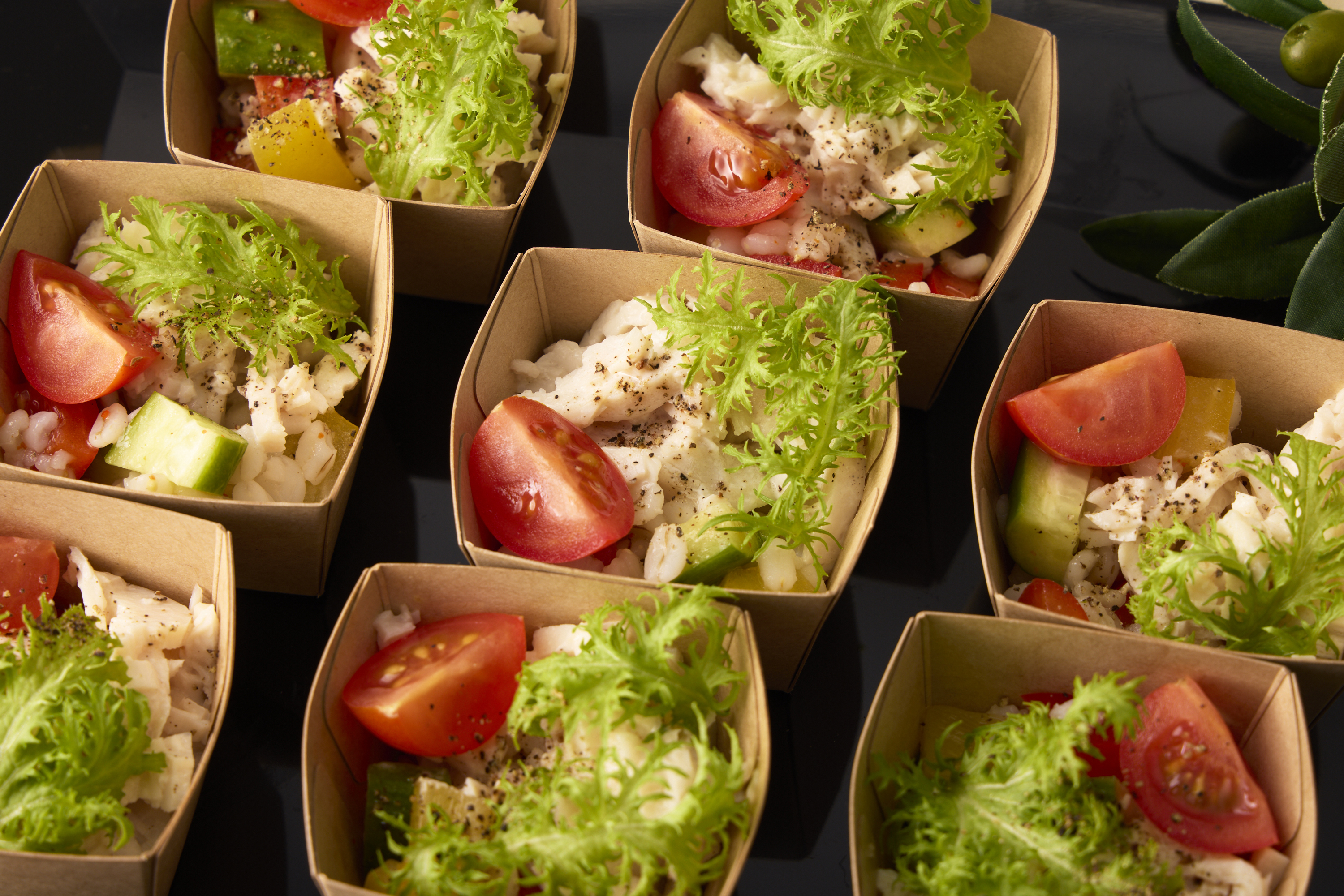 もち麦と塩麹鶏胸肉のチョップドサラダ