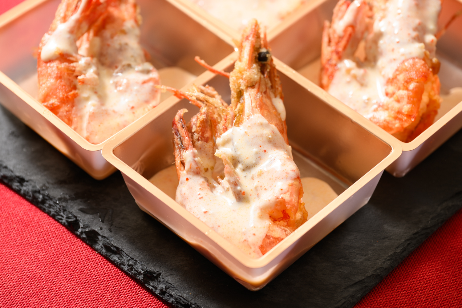 有頭海老のココナッツソース辣油かけ