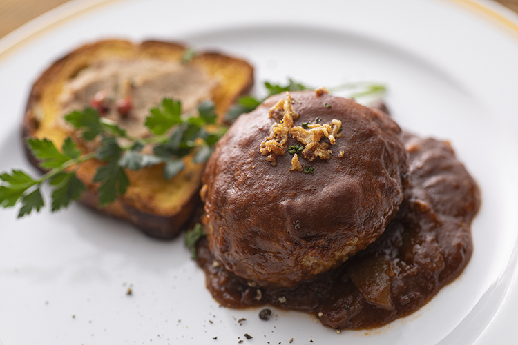 メインは肉汁溢れる大きなハンバーグ