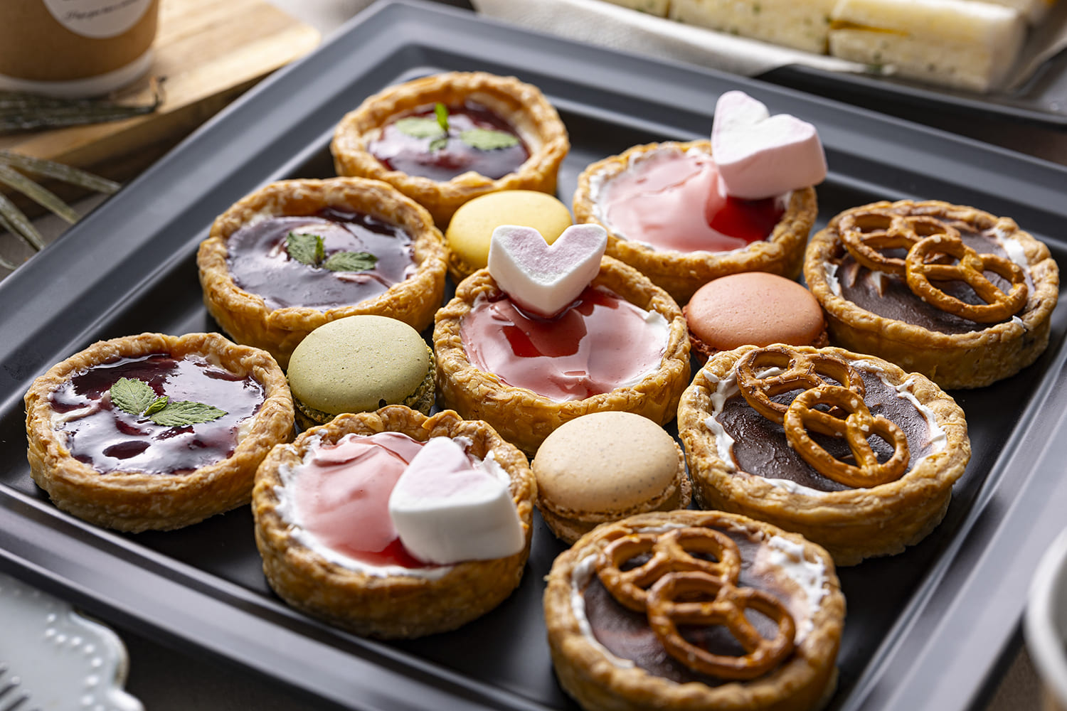 ・生クリームタルトラズベリーソース・カスタードクリームタルトブルーベリーソース・チョコクリームタルトダブルチョコソース・カラフルマカロン