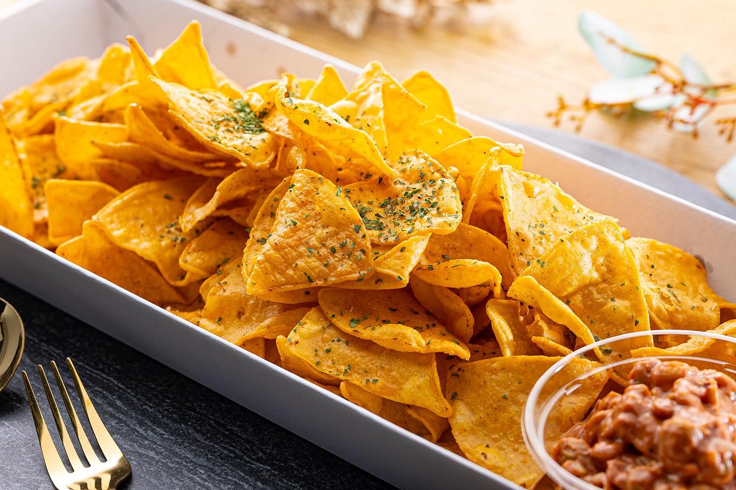 トルティーヤチップスのチリソース添え