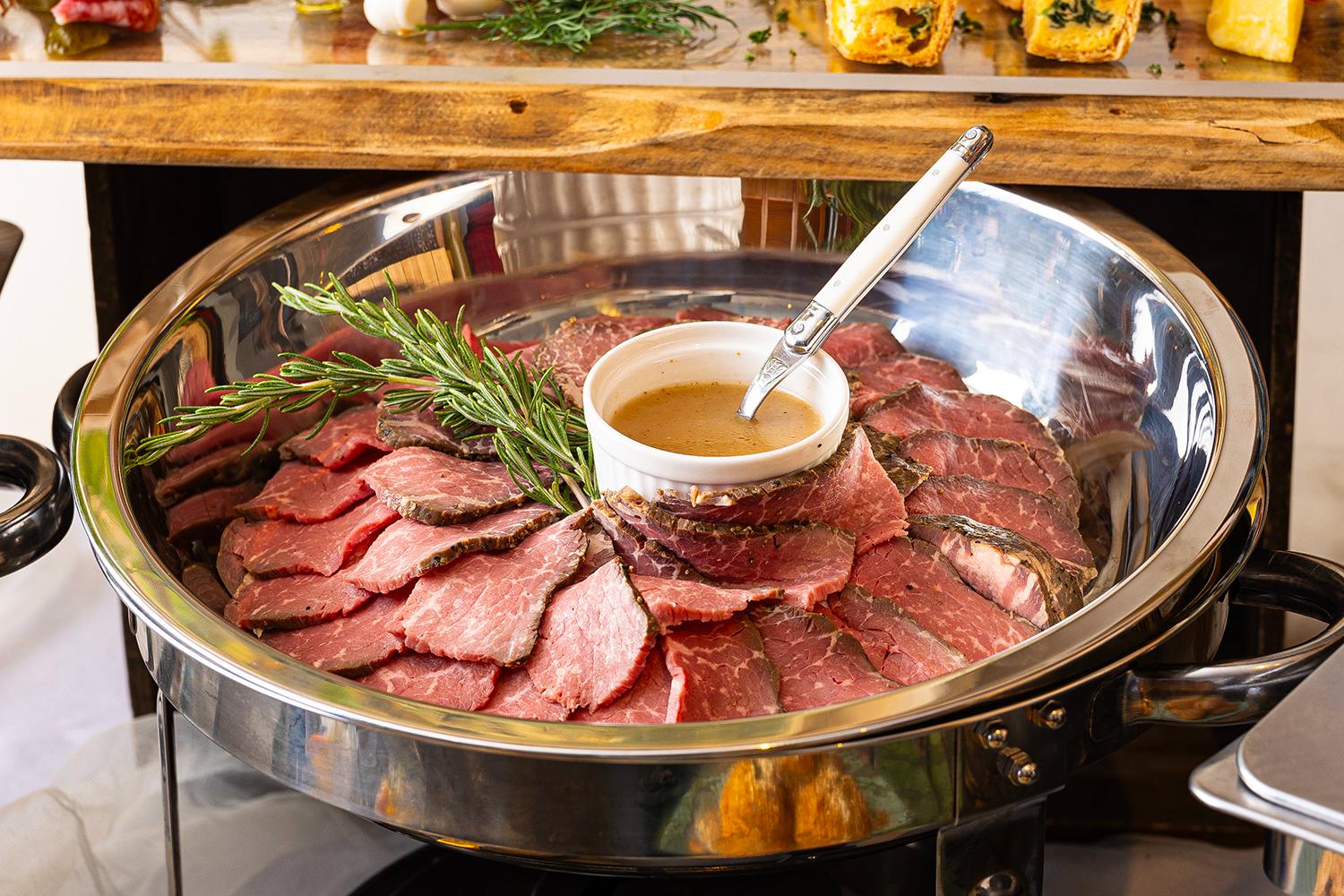 自家製ローストビーフ　根野菜のソース