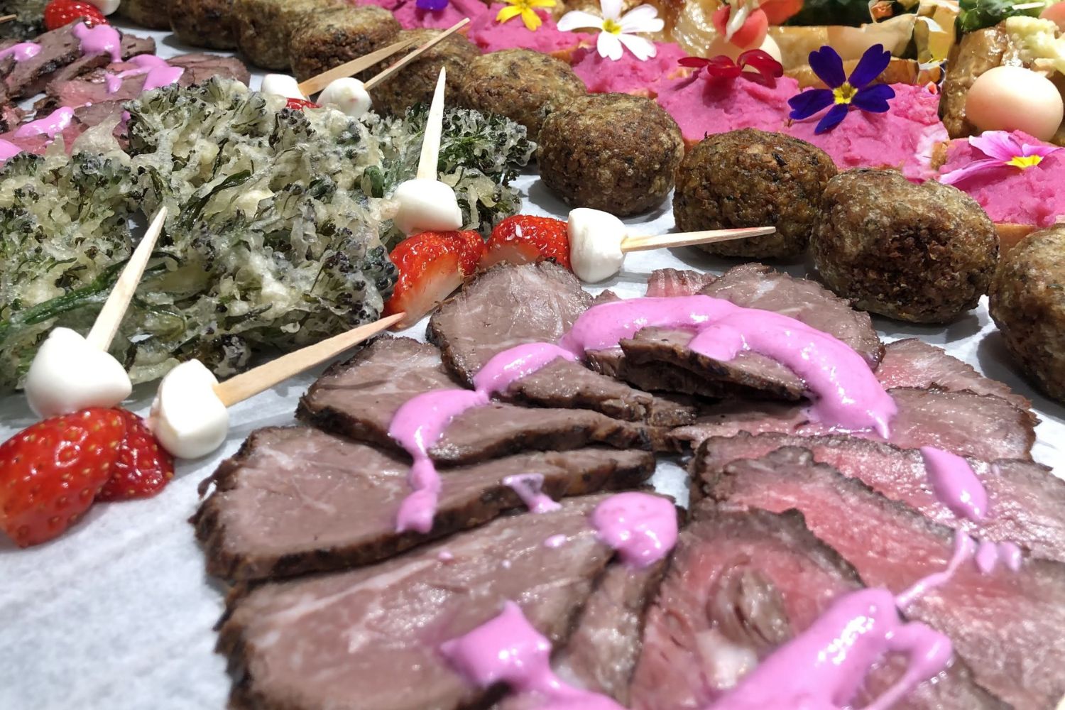 ローストビーフ　ビーツのピンクヨーグルトソースがけ