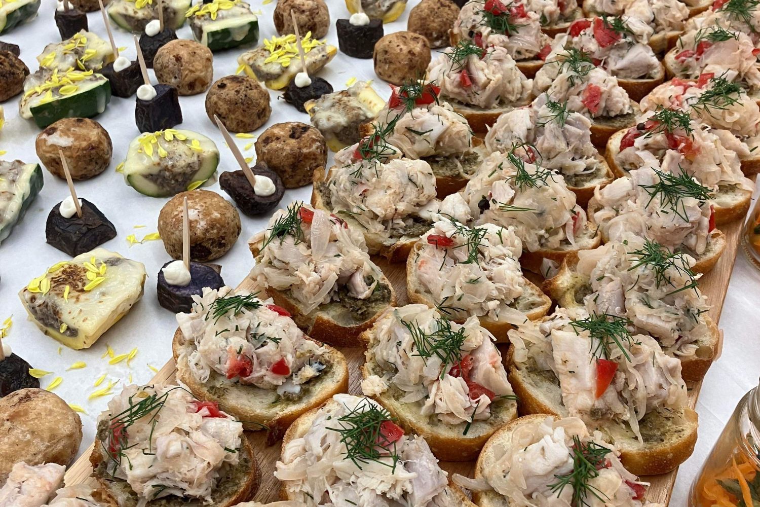 ツナのコンフィとハーブのブルスケッタ