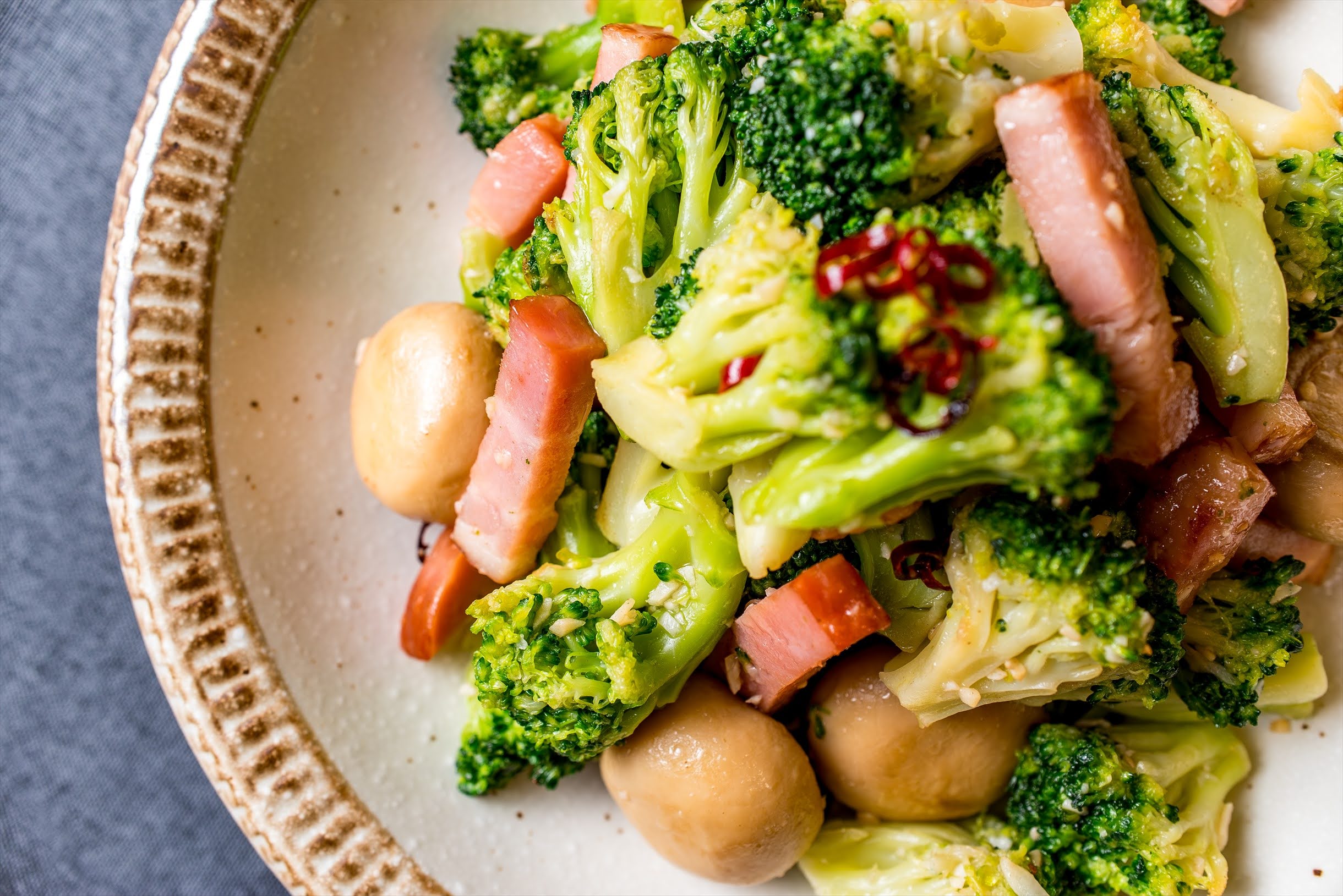 ブロッコリーとマッシュルームとベーコンのガーリックマリネ