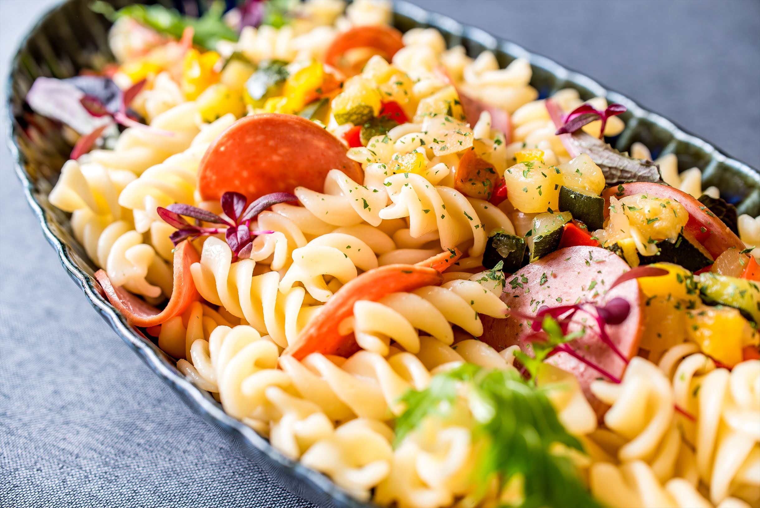 彩り野菜とポークサラミのパスタサラダ