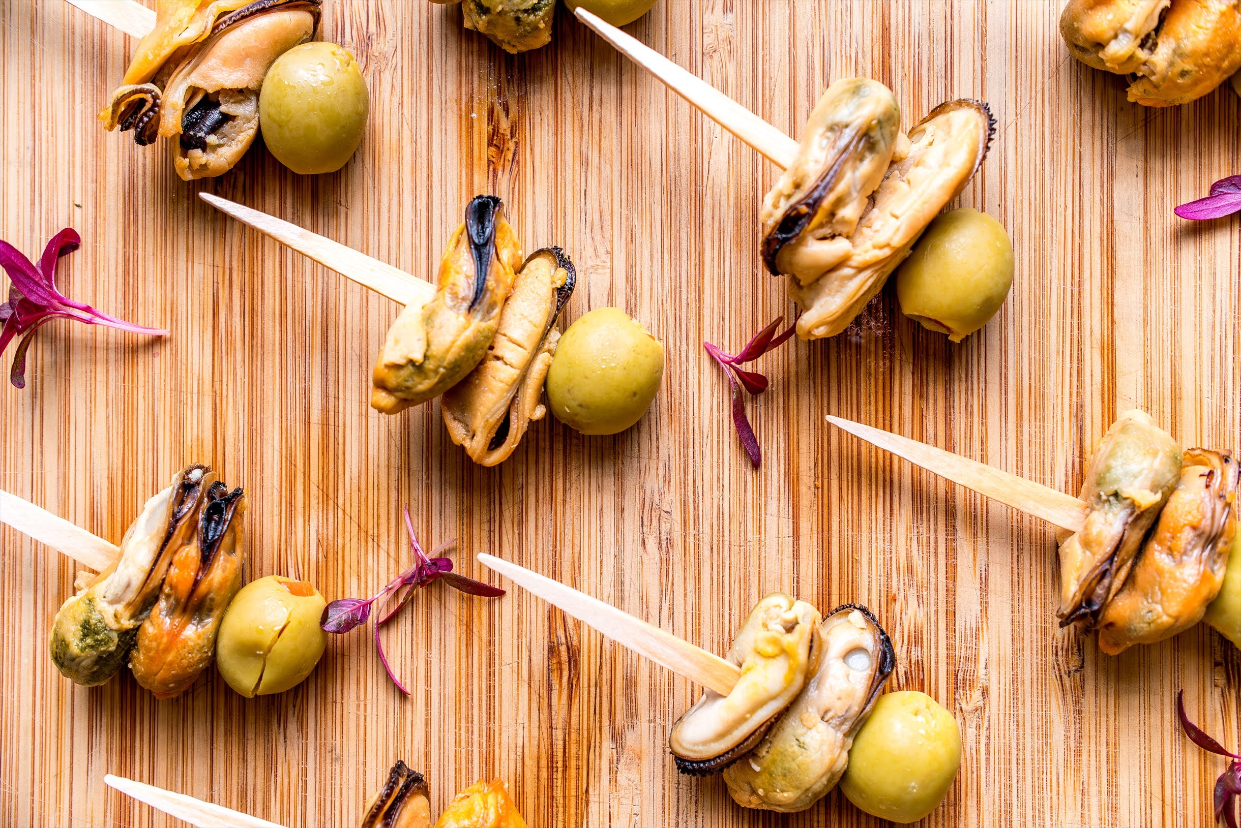 ムール貝とスタッフドオリーブのピンチョス
