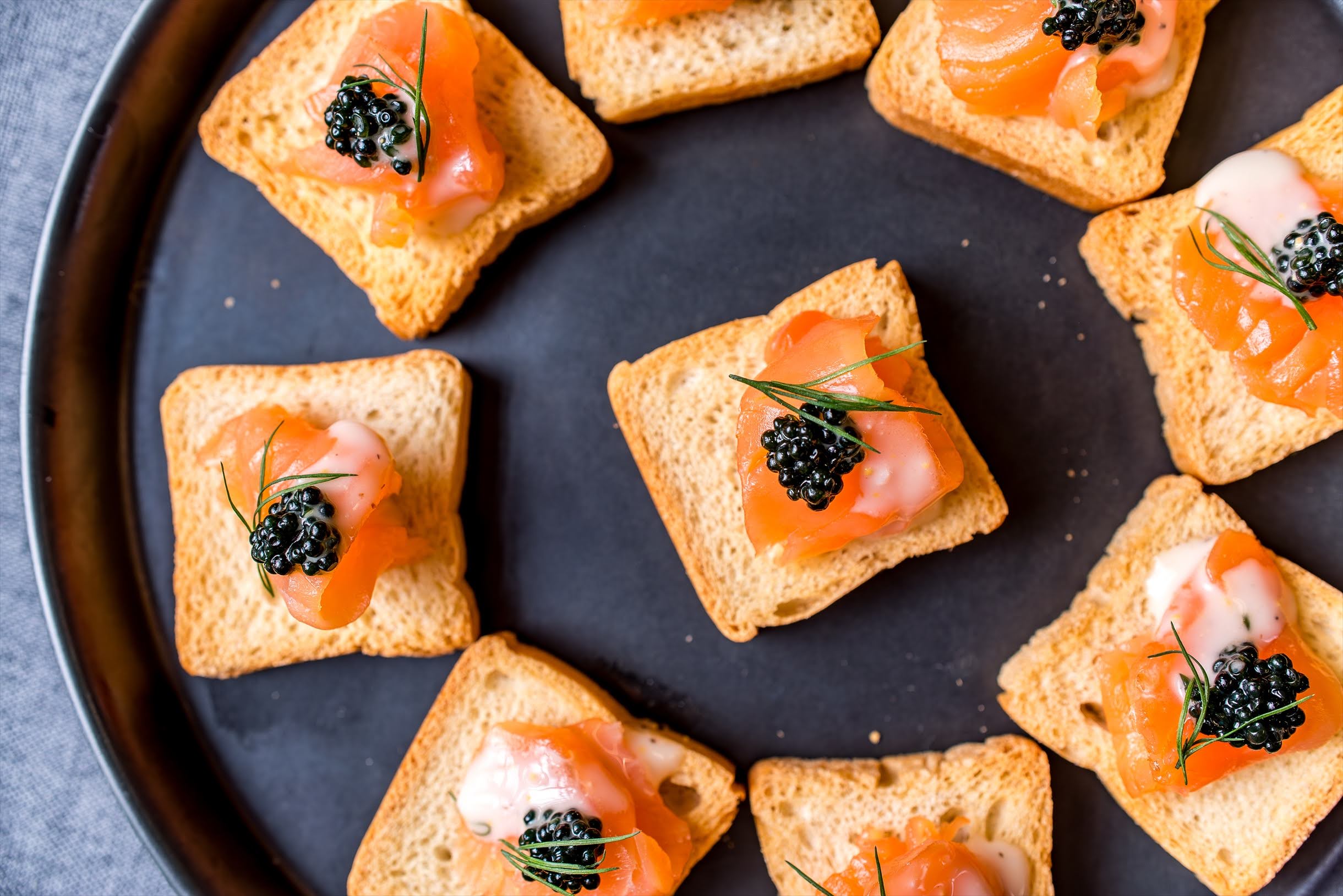 キャビアとサーモンのブルスケッタ
