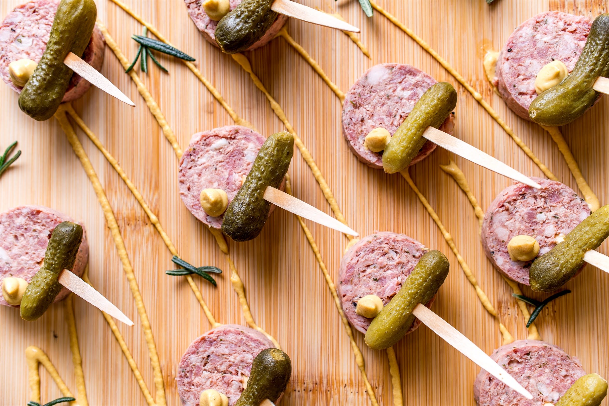 コルニッションとパテ・ド・カンパーニュのピンチョス
