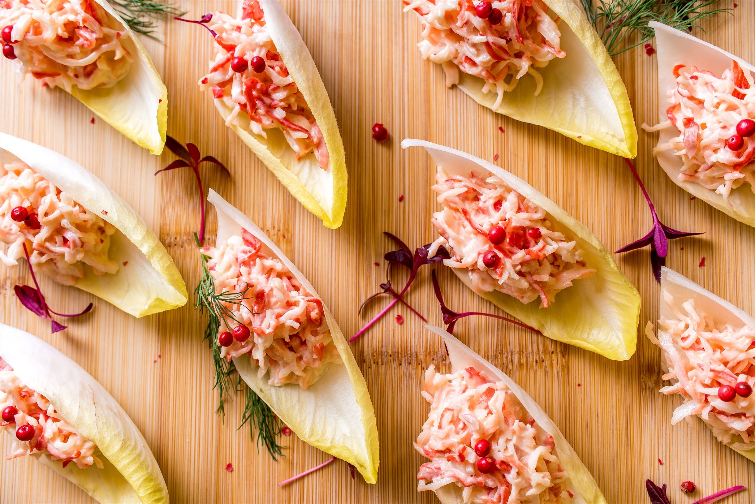 シーフードサラダのアンディーブボート
