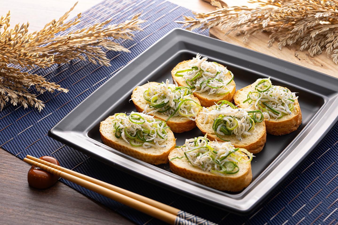 しらすと九条ネギの出汁オイル和えカナッペ