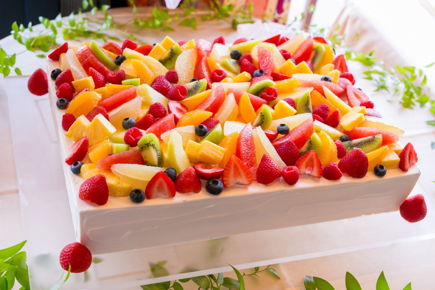 様々なフルーツを載せたプレミアムケーキ