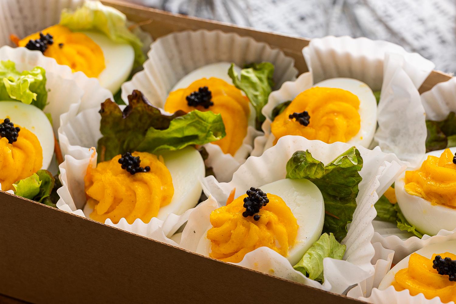 デビルドエッグキャビア乗せ