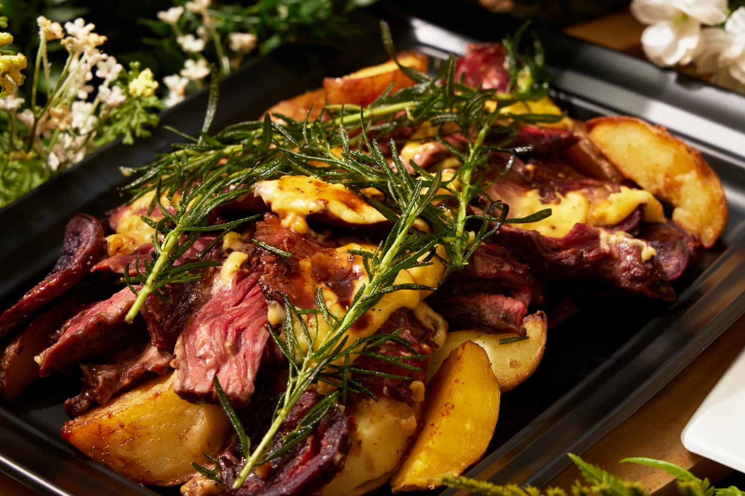 牛ハンギングテンダー プライムのプーティン仕立