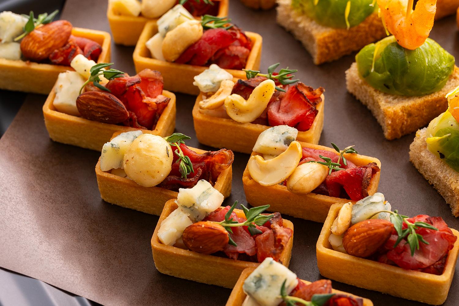 ローストビーフ・チーズ・ナッツのタルト