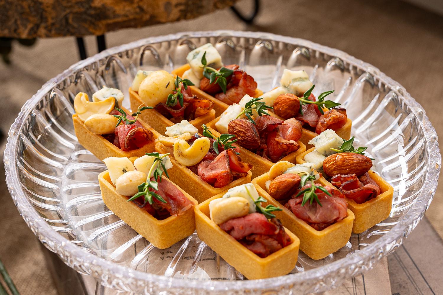 ローストビーフ・チーズ・ナッツのタルト