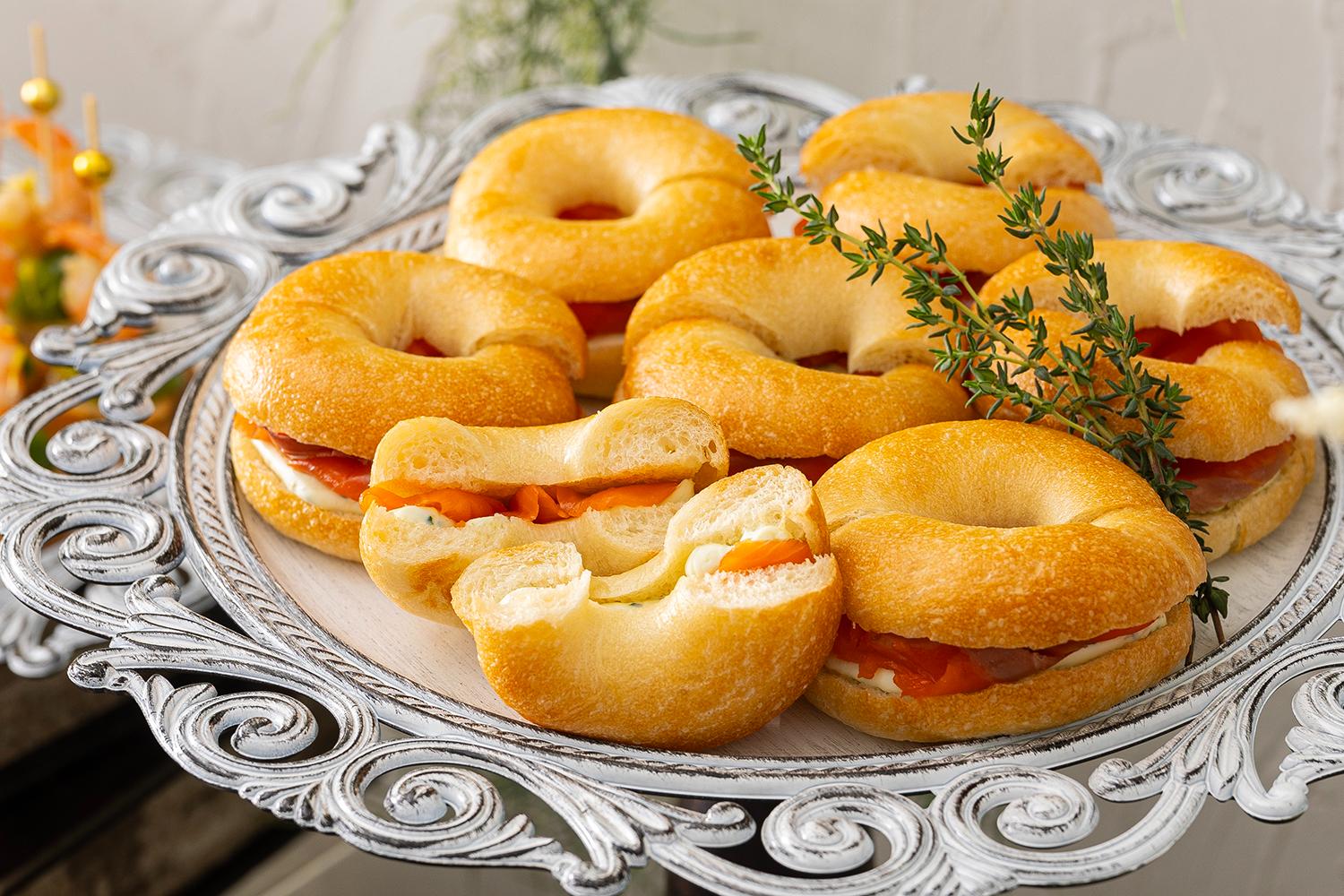 スモークサーモンのベーグルサンド