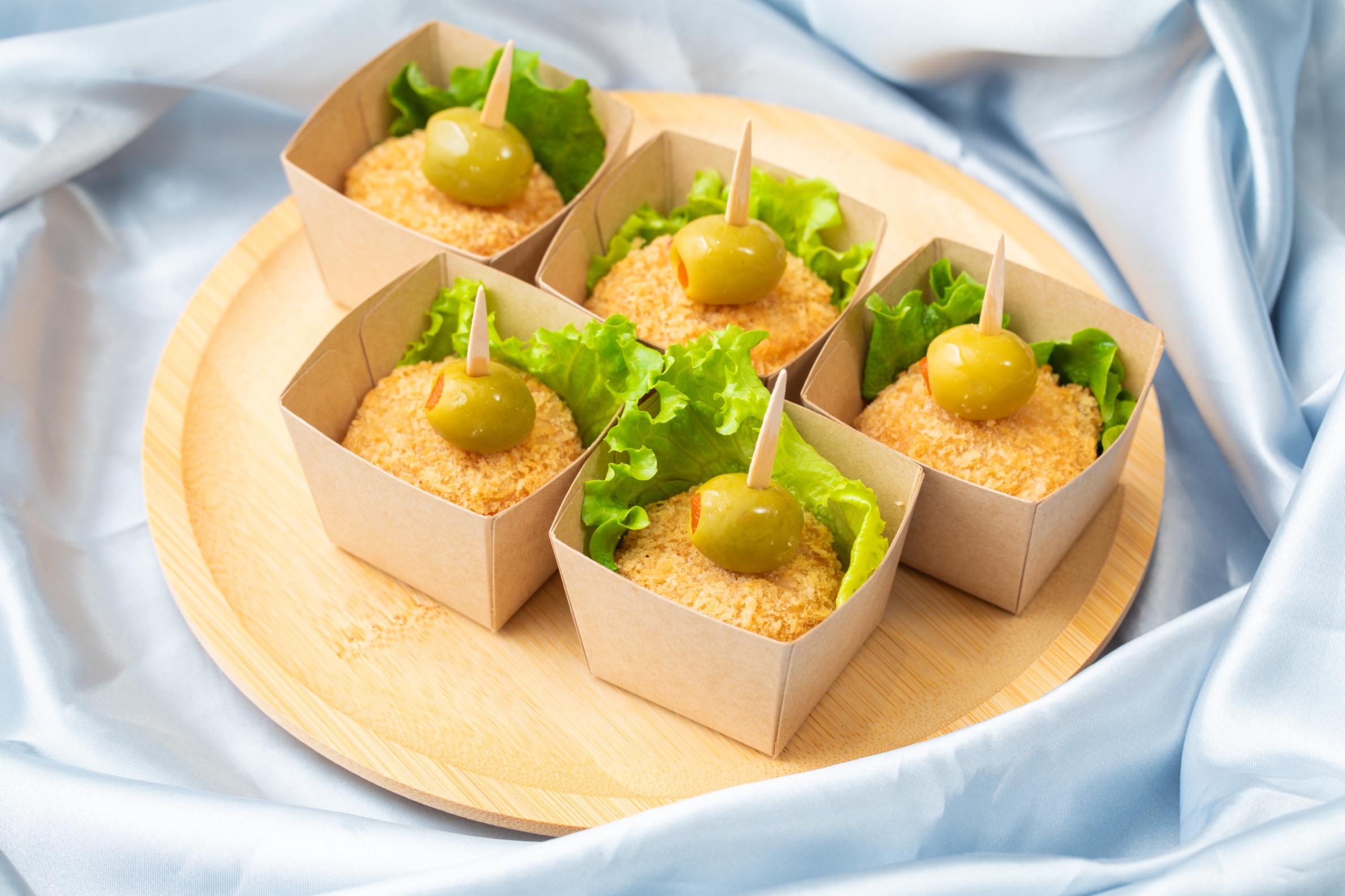 ライスコロッケ、オリーブ添え