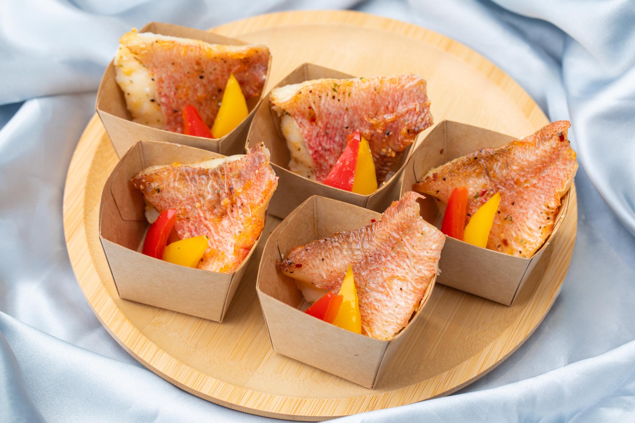 赤魚レモンペッパー、パプリカ添え