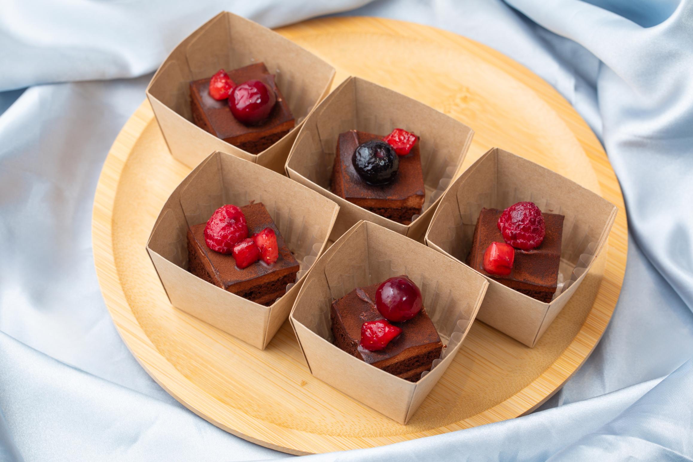 チョコケーキとミックスベリーのデザート