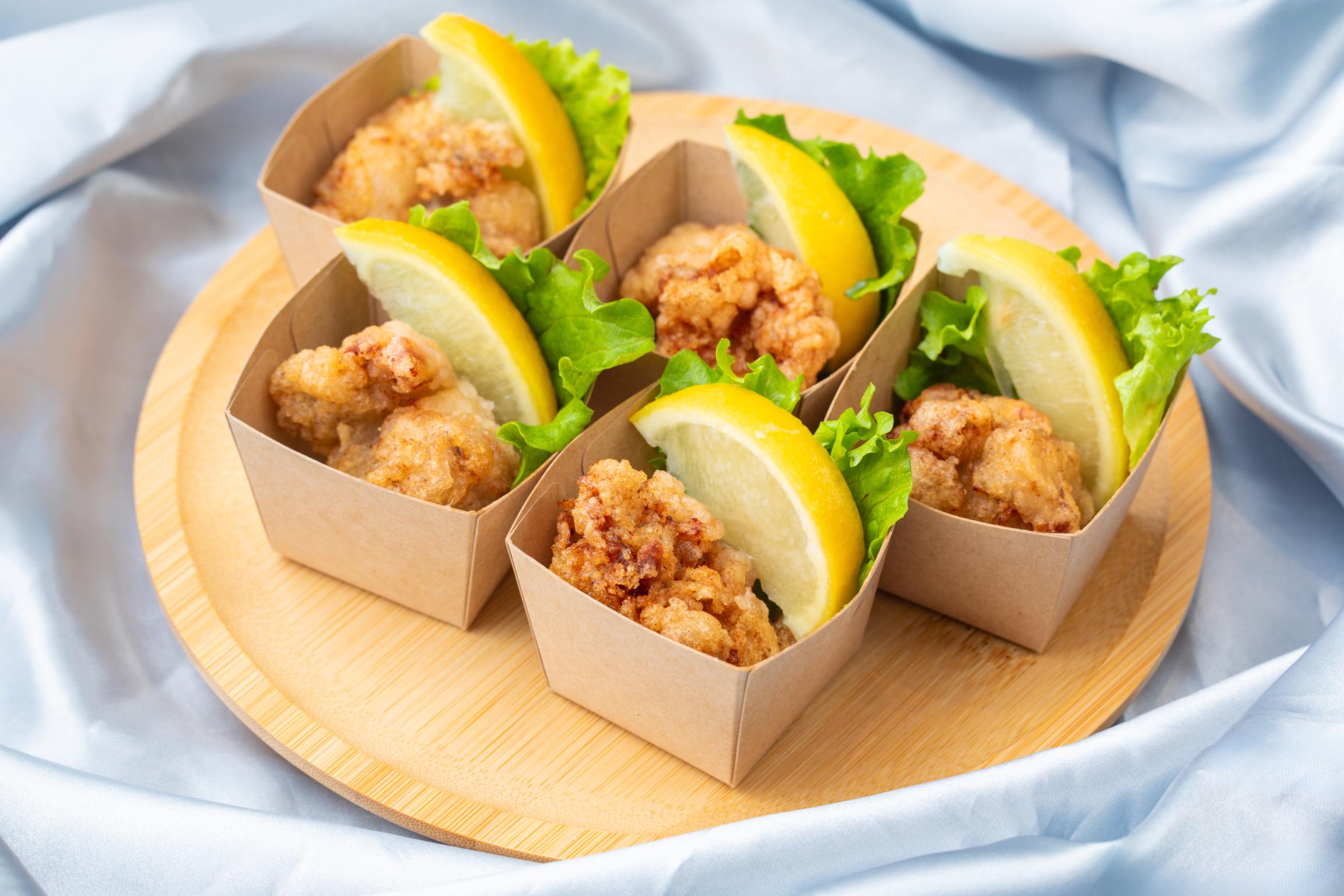 鶏唐揚げ、レモン添え