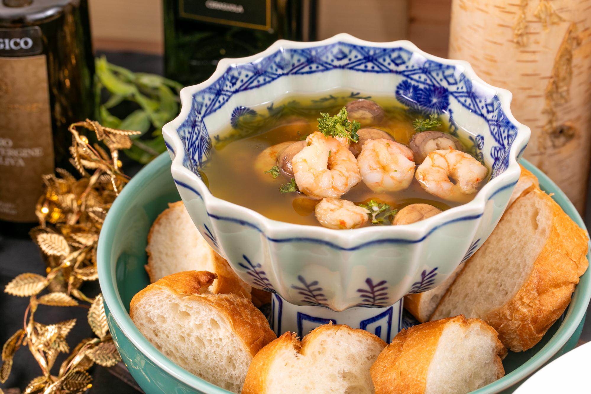 海老とマッシュルームのアヒージョ・バケットサラダ付