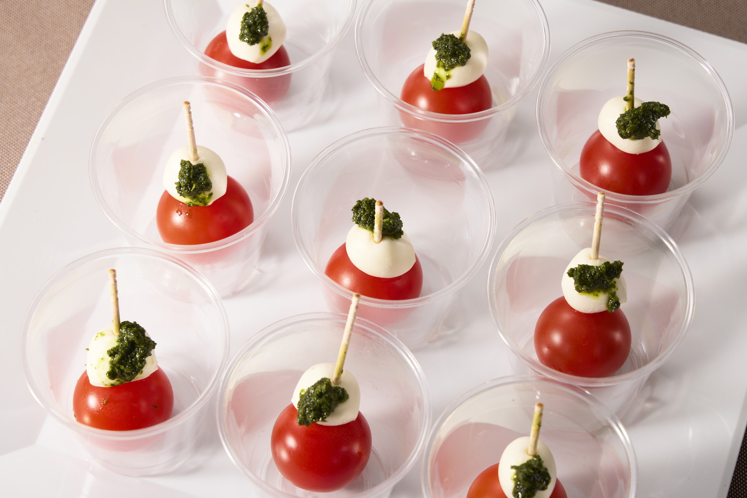 チェリートマトとモッツァレラチーズのカプレーゼ バジルソース