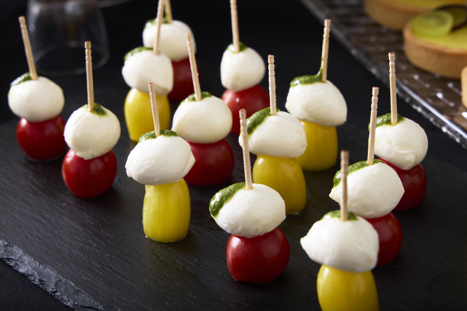 カプレーゼのピンチョス仕立て、大葉のジェノベーゼソース