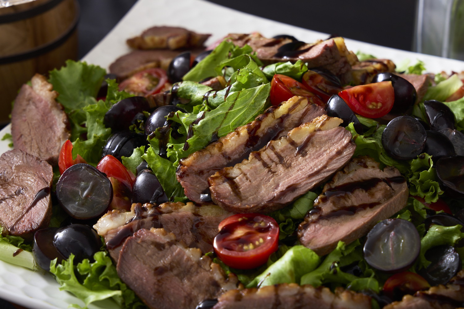 鴨肉と季節のフルーツのサラダ、バルサミコソース