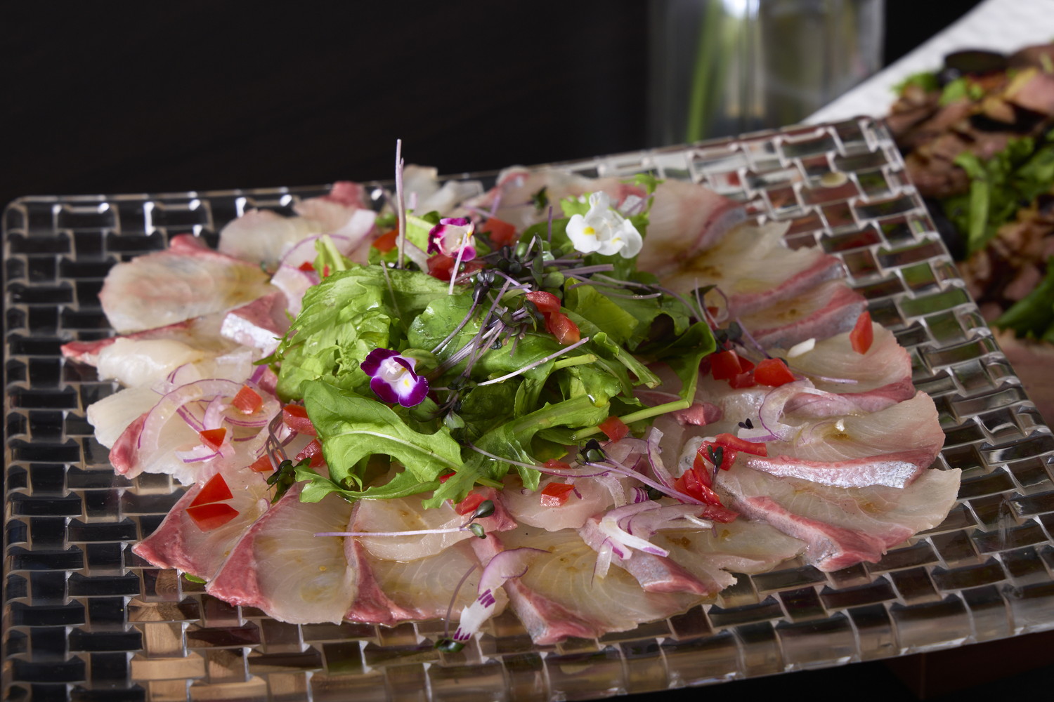 朝獲れ鮮魚のカルパッチョ、柚子胡椒風味のソースで