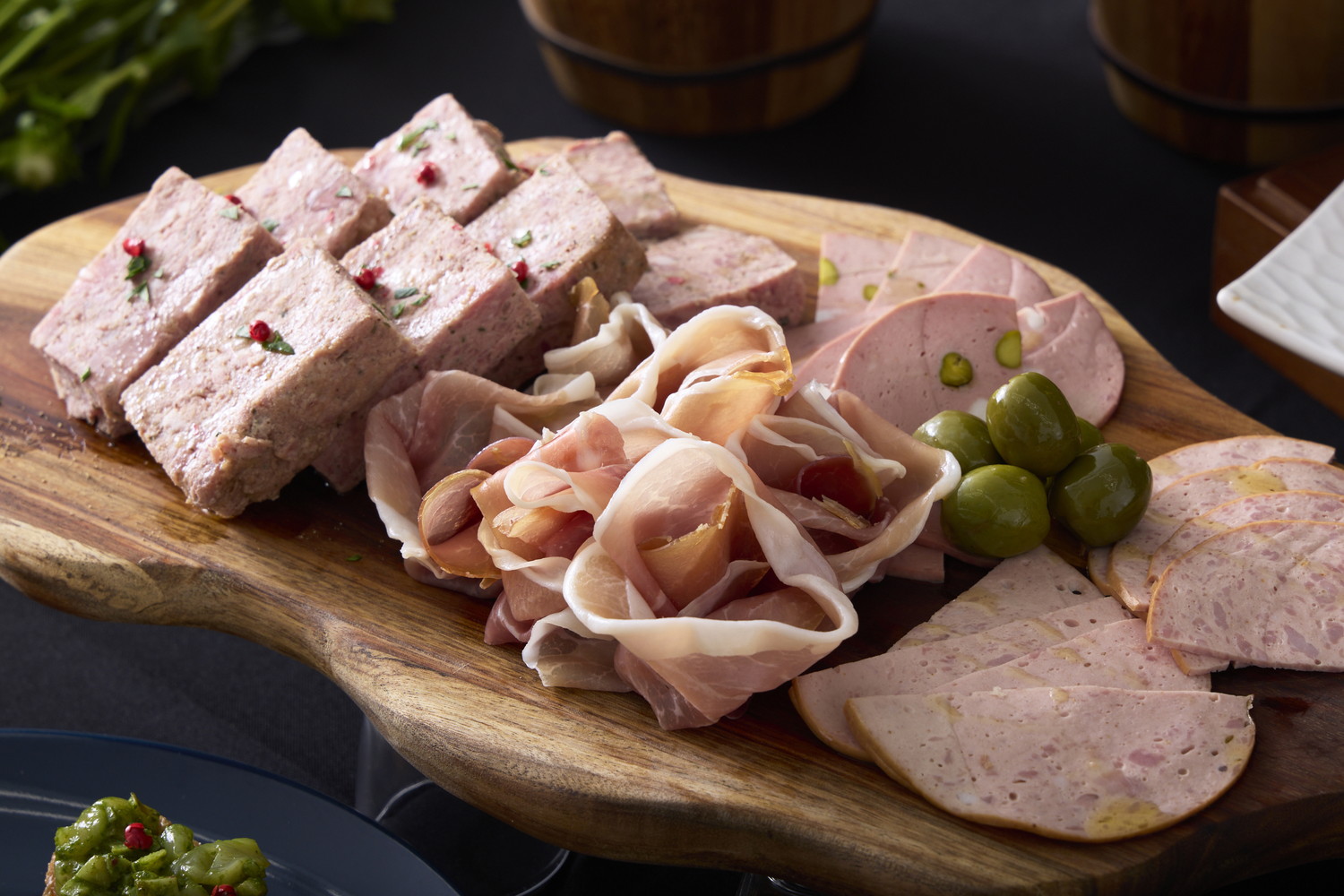 シャルキュトリー盛り合わせ（生ハム、サラミ、パテ）