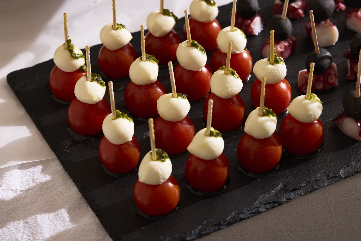 チェリートマトとモッツァレラチーズのカプレーゼ、バジルソース