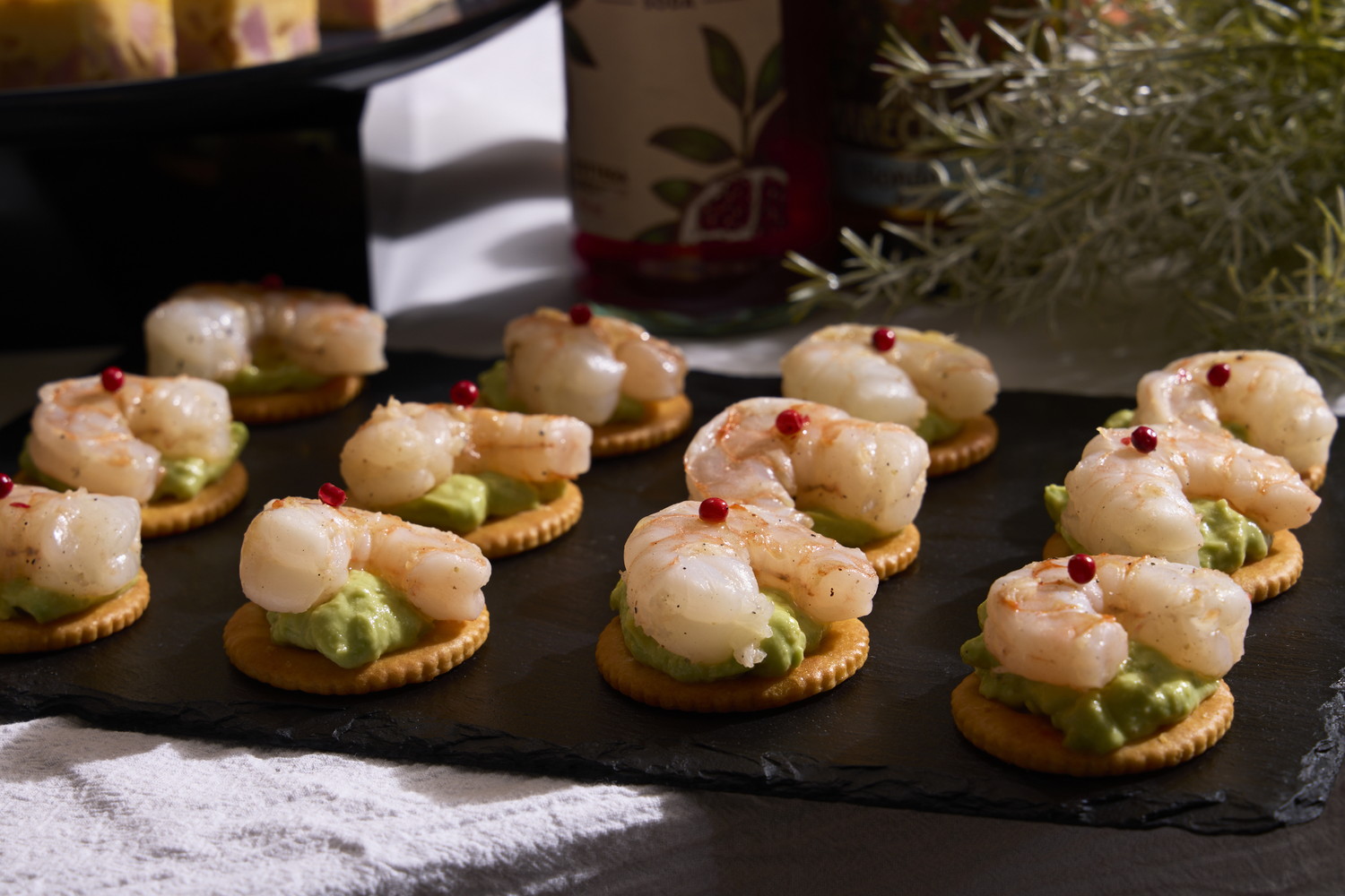 ・エビとアボカドのクラッカー