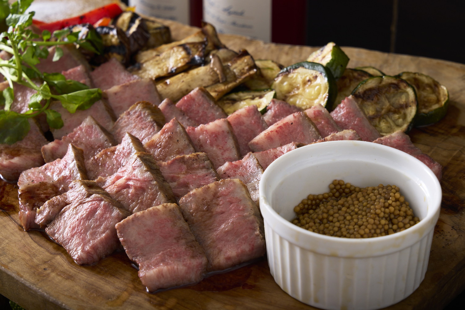 黒毛和牛のロースト、赤ワインソースとタスマニア産粒マスタード