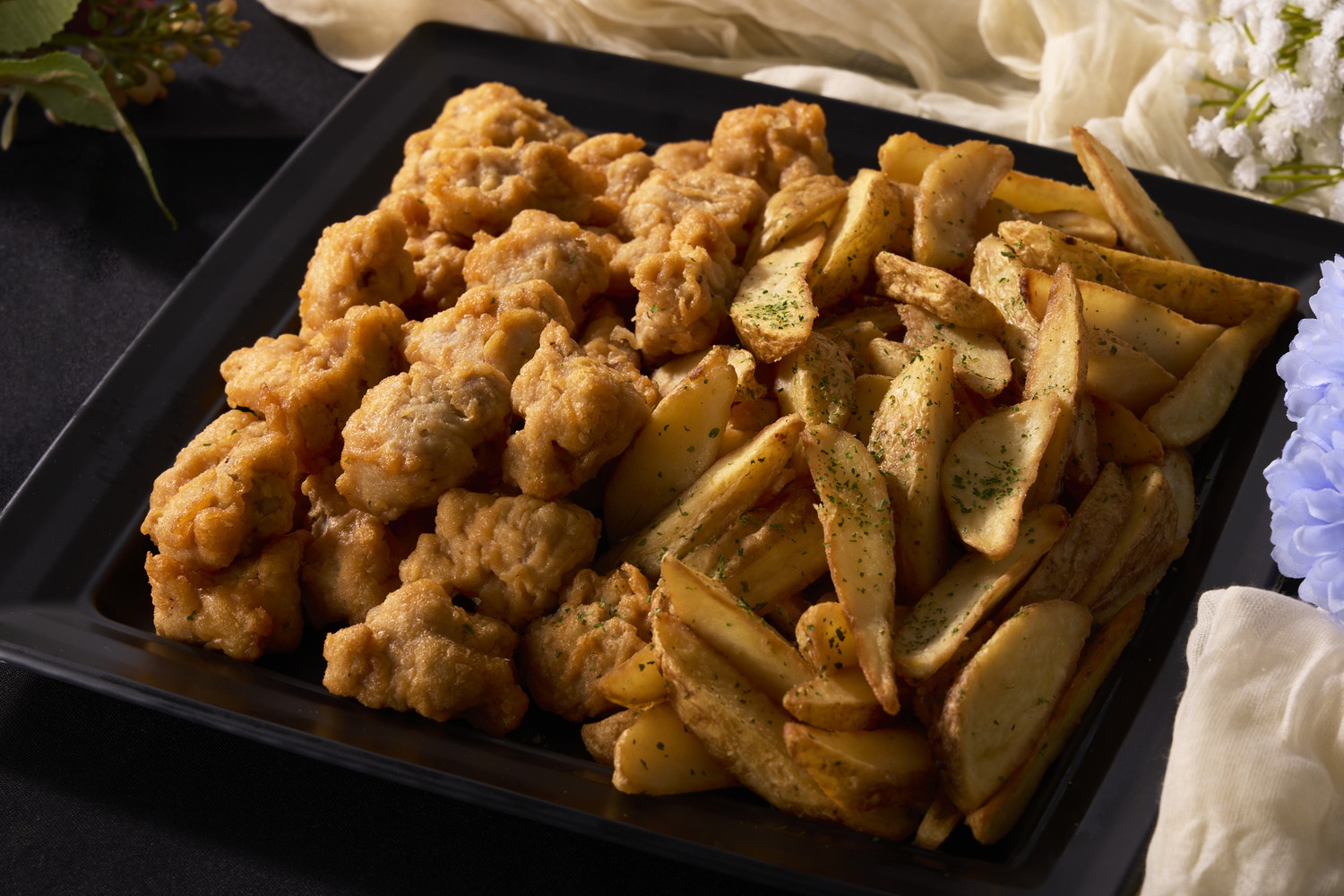 ジューシー鶏唐揚げとフレンチフライ※実際は使い捨てでない容器でご提供