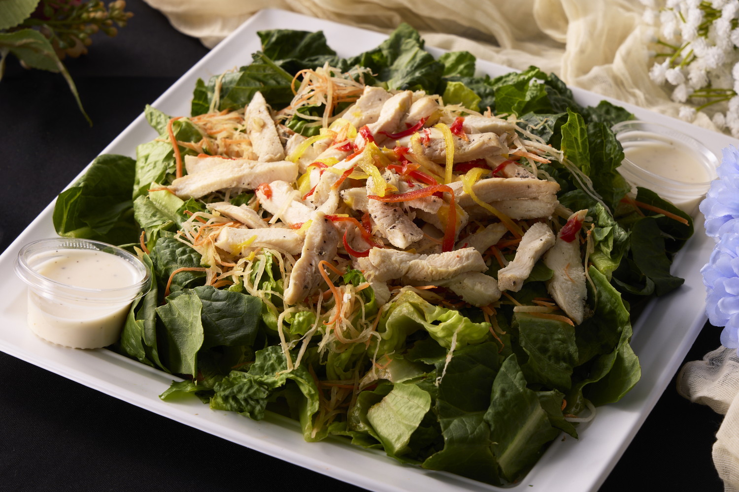 スチームチキンのフレッシュサラダ※実際は使い捨てでない容器で提供